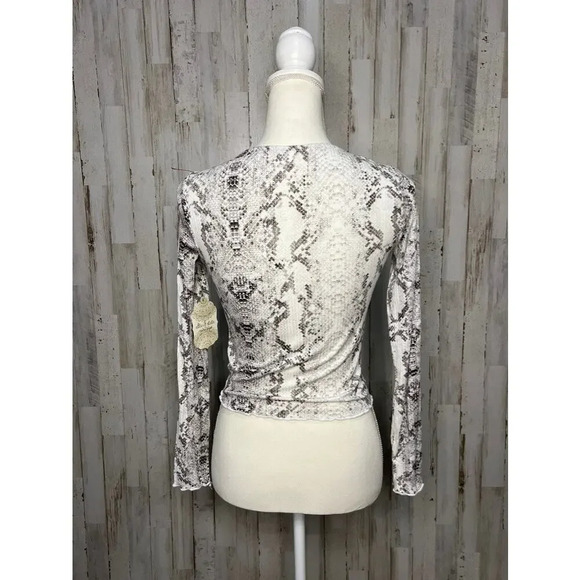 NWT Altar'd State‎ Women's Size Small Snake Skin Print Cropped V-Neck Blouse - Picture 4 of 6